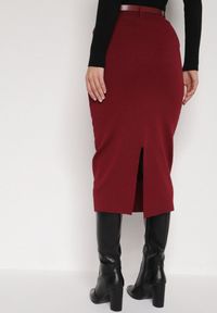 Born2be - Bordowa Ołówkowa Spódnica z Wiskozą Zdobiona Rozcięciem i Paskiem Rowedela. Okazja: na co dzień. Kolor: czerwony. Materiał: wiskoza. Wzór: aplikacja. Styl: casual, elegancki #7