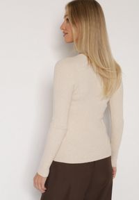 Born2be - Jasnobeżowy Dopasowany Sweter z Prążkowanej Dzianiny z Bawełną z Dekoltem w Serek Tesma. Okazja: na co dzień. Typ kołnierza: dekolt w serek. Kolor: beżowy. Materiał: dzianina, bawełna, prążkowany. Długość rękawa: długi rękaw. Długość: długie. Styl: casual, elegancki #4