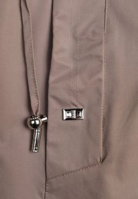 Renee - Ciemnobeżowa Kurtka Przejściowa Typu Parka z Odpinanym Kapturem Ozdobiona Sznurkami Fallaiah. Okazja: na co dzień. Kolor: beżowy. Materiał: skóra. Wzór: aplikacja. Styl: casual #8