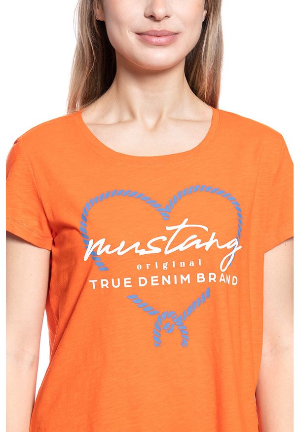Mustang - T-SHIRT DAMSKI MUSTANG ALINA C PRINT ORANGE 1009835 7096. Wzór: nadruk