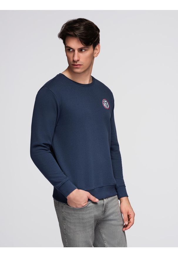 Ombre Clothing - Dresowa bluza męska z okrągłym dekoltem i naszywką - granatowa V2 - Rozmiar: L. Okazja: na co dzień. Kolor: niebieski. Materiał: dresówka. Wzór: aplikacja. Styl: elegancki, casual, sportowy, klasyczny