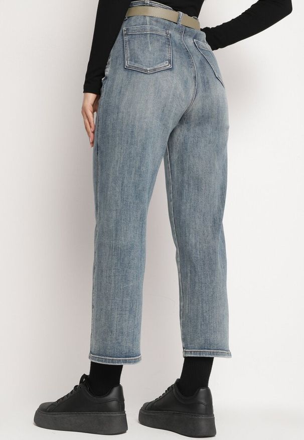 Born2be - Jasnoniebieskie Klasyczne Jeansy Boyfriend z Bawełny z Paskiem i Wysokim Stanem Attelara. Okazja: na co dzień. Stan: podwyższony. Kolor: niebieski. Styl: klasyczny