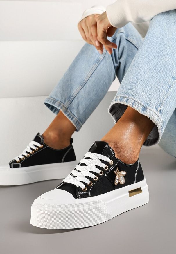 Born2be - Czarne Trampki na Grubej Podeszwie Zdobione Aplikacją Talgona. Okazja: na spotkanie biznesowe, do pracy, na co dzień. Kolor: czarny. Materiał: jeans, koronka. Wzór: aplikacja. Styl: biznesowy, casual, elegancki