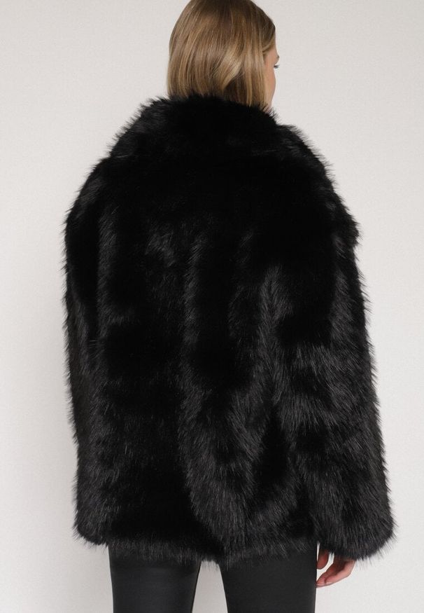 Born2be - Czarna Kurtka Futerko o Dwurzędowym Kroju Oversize Nevisa. Okazja: do pracy, na spotkanie biznesowe. Kolor: czarny. Materiał: futro. Sezon: zima, jesień. Styl: biznesowy