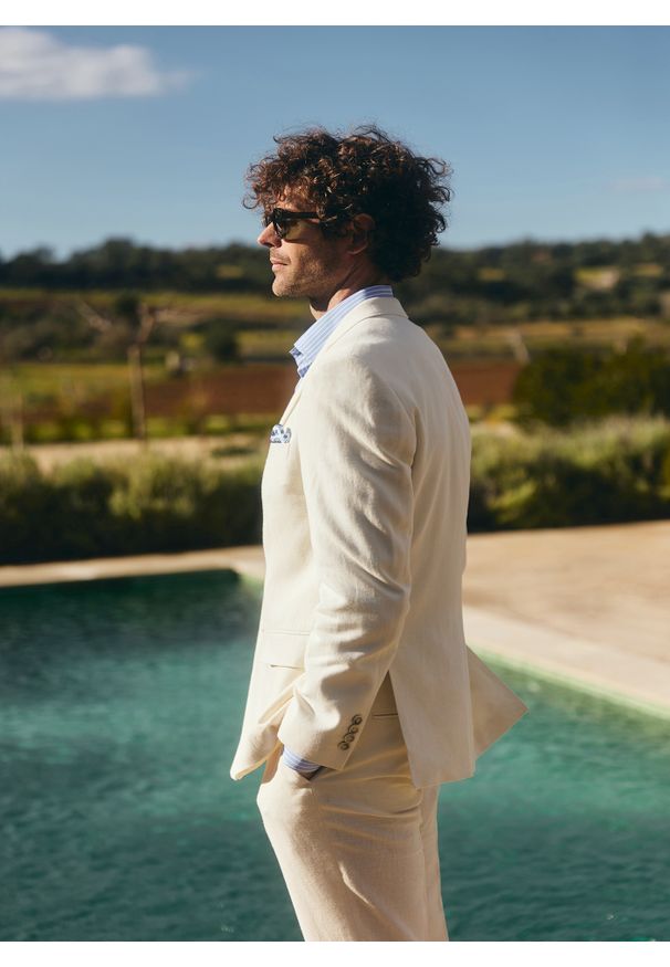 Pako Lorente - PAKO LORENTE - Beżowa marynarka garniturowa z lnem. Kolor: beżowy. Materiał: len. Wzór: gładki. Sezon: wiosna