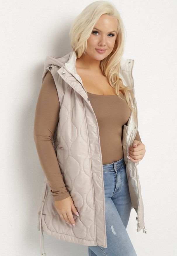 Born2be - Beżowa Kamizelka Pikowana z Odpinanym Kapturem i Kieszeniami Eravindia. Okazja: na co dzień. Kolekcja: plus size. Kolor: beżowy. Materiał: jeans, materiał. Styl: elegancki, casual