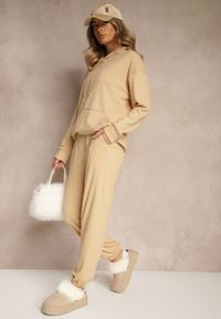 Renee - Ciemnobeżowy Komplet Dresowy Spodnie i Bluza z Kapturem i Kangurową Kieszenią Lotilea. Kolor: beżowy. Materiał: dresówka