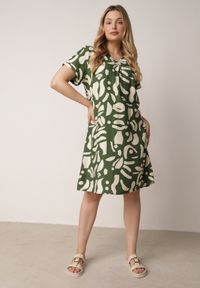 Born2be - Zielona Pudełkowa Sukienka z Wiskozy z Dekoltem w Serek w Abstrakcyjny Wzór Cresom. Okazja: na co dzień. Typ kołnierza: dekolt w serek. Kolekcja: plus size. Kolor: zielony. Materiał: wiskoza. Sezon: lato. Typ sukienki: dla puszystych, proste. Styl: casual #7