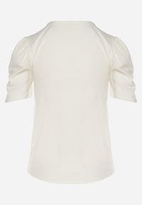 Born2be - Beżowy Prążkowany T-shirt z Zakładkami przy Rękawach Kolanovia. Okazja: na co dzień. Kolor: beżowy. Materiał: prążkowany. Styl: casual #4