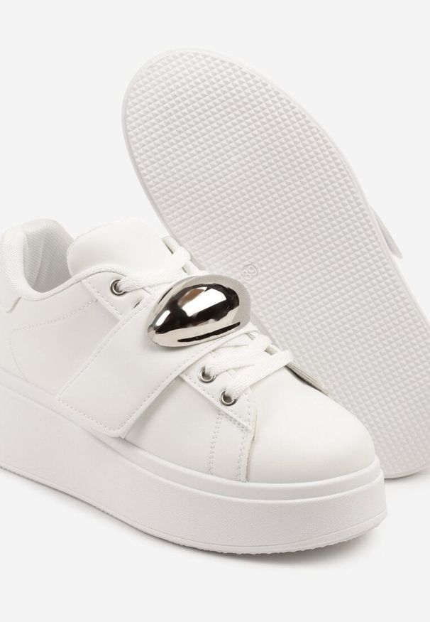 Born2be - Białe Sneakersy na Platformie z Metaliczną Ozdobą Weolinne. Okazja: na co dzień. Kolor: biały. Materiał: dresówka, skóra. Wzór: aplikacja. Obcas: na platformie
