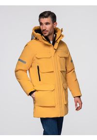 Ombre Clothing - Długa ocieplana męska kurtka z odblaskowymi elementami – żółta V2 - Rozmiar: L. Typ kołnierza: kołnierzyk stójkowy, kaptur. Kolor: żółty. Materiał: guma, poliester, syntetyk, materiał. Długość: długie. Wzór: nadruk, aplikacja