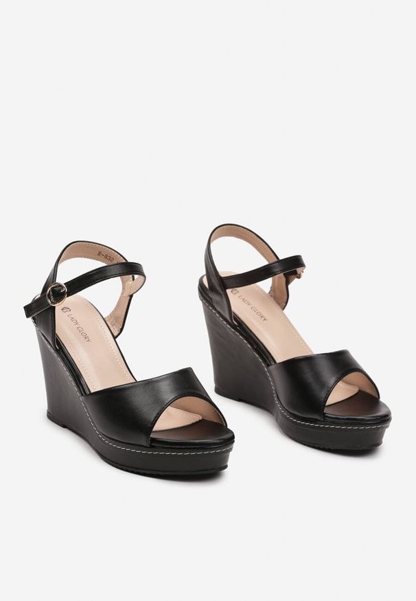 Born2be - Czarne Sandały na Koturnie Zapinane przy Kostce Illoria. Okazja: na co dzień. Kolor: czarny. Materiał: len. Obcas: na koturnie. Styl: klasyczny, elegancki, casual