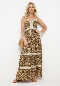 Born2be - Czarno-Żółta Rozkloszowana Sukienka z Bawełny na Cienkich Ramiączkach z Gumką w Pasie i Haftem Xuretta. Okazja: na spacer, na imprezę. Typ kołnierza: dekolt w kształcie V. Kolor: czarny. Materiał: bawełna. Długość rękawa: na ramiączkach. Wzór: haft. Sezon: lato. Styl: boho #6