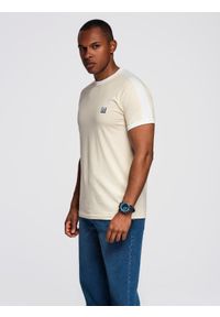 Ombre Clothing - Męski t-shirt z kontrastowymi lampasami – kremowy V7 - Rozmiar: L. Okazja: na co dzień. Kolor: kremowy. Materiał: materiał, jersey, poliester, bawełna. Wzór: melanż, aplikacja. Styl: klasyczny, sportowy, casual #6