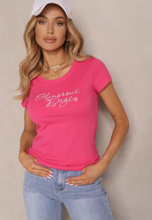 Renee - Fuksjowy Bawełniany T-shirt Ozdobiony Napisem Melsemi. Okazja: na co dzień. Kolor: różowy. Materiał: bawełna. Wzór: napisy, aplikacja. Styl: klasyczny, elegancki, casual