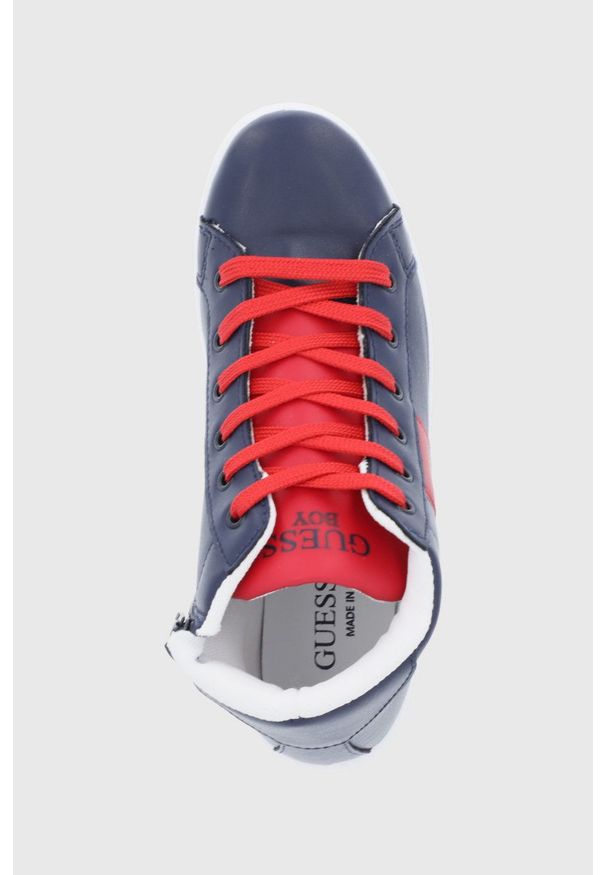 Guess Buty dziecięce kolor granatowy. Nosek buta: okrągły. Zapięcie: sznurówki. Kolor: niebieski. Materiał: skóra, guma
