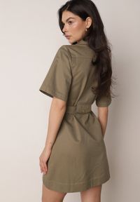 Born2be - Zielona Sukienka Koszulowa w stylu Safari z Paskiem Risielle. Okazja: na co dzień, do pracy, na spotkanie biznesowe. Kolor: zielony. Typ sukienki: koszulowe. Styl: casual, biznesowy, elegancki #8