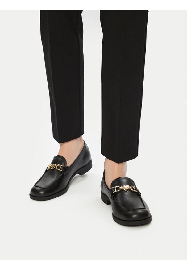 Love Moschino - LOVE MOSCHINO Loafersy JA10012G1MIA0000 Czarny. Kolor: czarny. Materiał: skóra