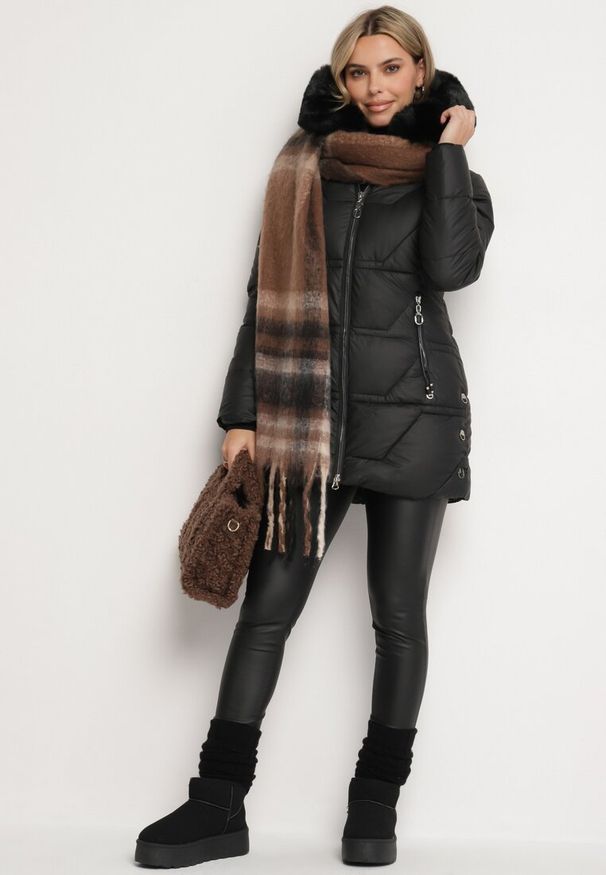 Born2be - Czarna Pikowana Kurtka Zimowa z Szerokim Futrzanym Kołnierzem Elloriel. Okazja: na co dzień. Kolor: czarny. Materiał: futro. Sezon: zima. Styl: elegancki, casual