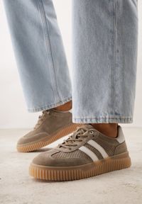 Renee - Ciemnobeżowe Sneakersy Typu Tenisówki z Zamszu Naturalnego Ozdobione Paskami Tarinella. Okazja: na co dzień. Zapięcie: pasek. Kolor: beżowy. Materiał: zamsz. Wzór: aplikacja #2