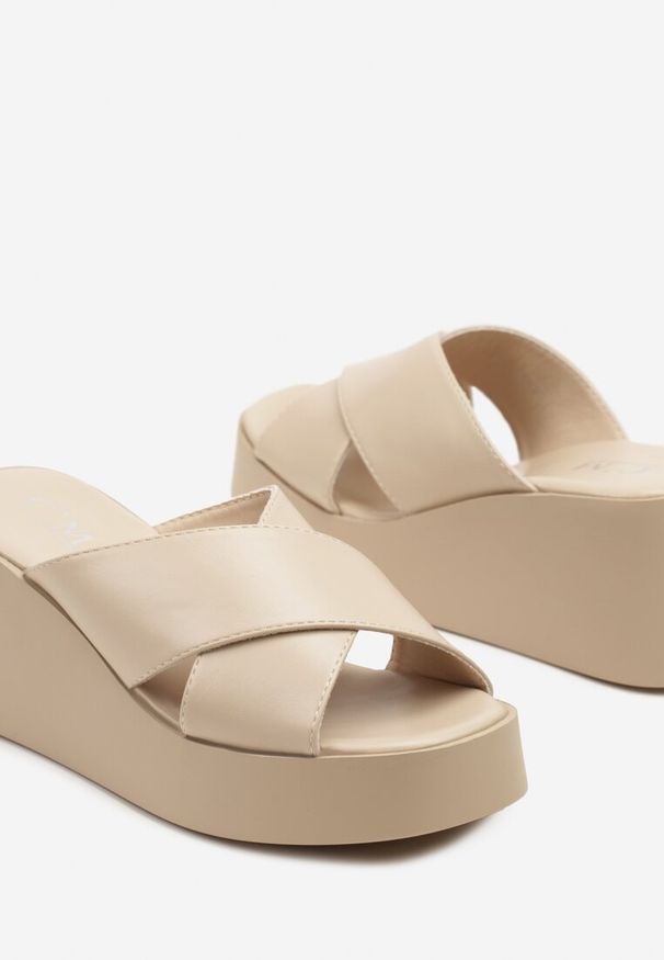 Born2be - Beżowe Klapki na Koturnie z Dwoma Paskami Fallexia. Okazja: na spacer, na co dzień. Kolor: beżowy. Wzór: paski. Obcas: na koturnie. Styl: elegancki, casual