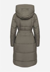 Born2be - Zielona Pikowana Kurtka o Długim Kroju z Kapturem i Wiązanym Paskiem Neandira. Okazja: na co dzień. Typ kołnierza: kaptur. Kolor: zielony. Materiał: jeans, materiał. Długość rękawa: długi rękaw. Długość: długie. Sezon: zima, jesień. Styl: klasyczny, casual, elegancki #5