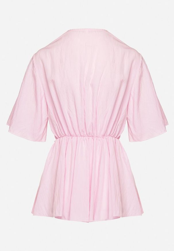 Born2be - Jasnoróżowa Kopertowa Bluzka z Wiskozą Ozdobiona Supłem Tanathria. Okazja: na co dzień. Typ kołnierza: dekolt w serek. Kolor: różowy. Materiał: wiskoza. Długość rękawa: krótki rękaw. Długość: krótkie. Wzór: aplikacja. Styl: casual