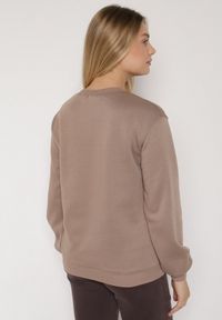 Born2be - Ciemnobeżowa Bluza z Bawełną Ozdobiona Przeszyciami Fezoria. Okazja: na co dzień. Kolor: beżowy. Materiał: bawełna. Wzór: aplikacja. Styl: casual, klasyczny #7