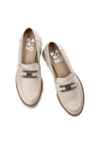 Beżowe Półbuty Karino Modne Skórzane Buty Damskie. Okazja: na co dzień. Zapięcie: bez zapięcia. Kolor: beżowy. Materiał: skóra. Szerokość cholewki: normalna. Obcas: na obcasie. Styl: casual, elegancki, wizytowy. Wysokość obcasa: średni #2