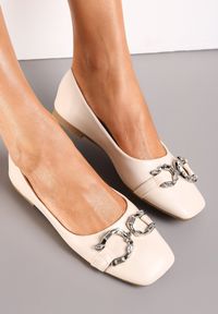 Born2be - Beżowe Balerinki z Kwadratowym Noskiem i Metalową Ozdobą Vosho. Wysokość cholewki: przed kostkę. Zapięcie: bez zapięcia. Kolor: beżowy. Materiał: skóra ekologiczna. Szerokość cholewki: normalna. Wzór: aplikacja. Obcas: na płaskiej podeszwie #1