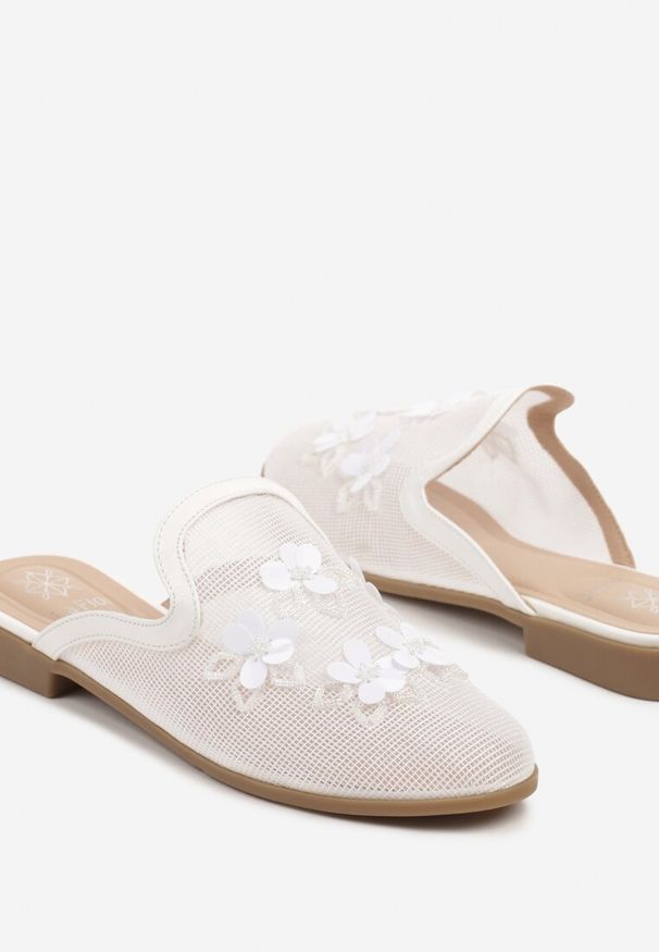 Renee - Białe Klapki Mule z Siateczkową Cholewką i Kwiatami 3D Annalen. Okazja: na co dzień. Kolor: biały. Wzór: kwiaty. Styl: casual, elegancki