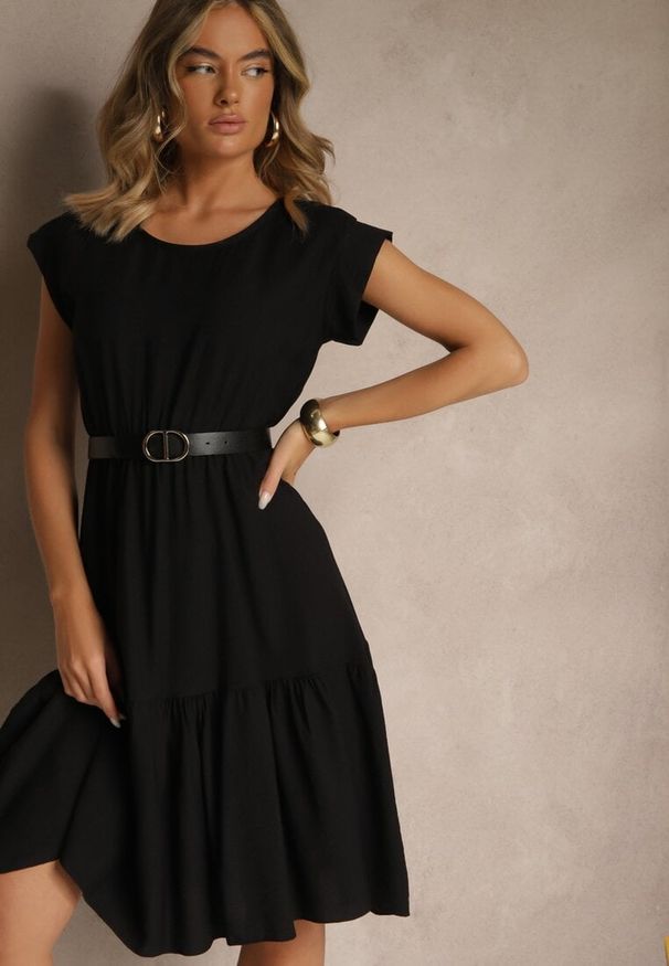 Renee - Czarna Rozkloszowana Sukienka z Wiskozy Linurea. Okazja: na co dzień. Kolor: czarny. Materiał: wiskoza. Styl: klasyczny, elegancki, casual