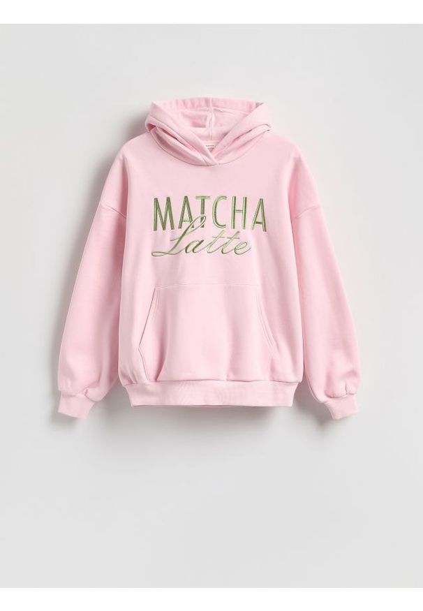 Reserved - Bluza oversize z haftem - pastelowy róż. Kolor: różowy. Materiał: dzianina, bawełna. Wzór: haft
