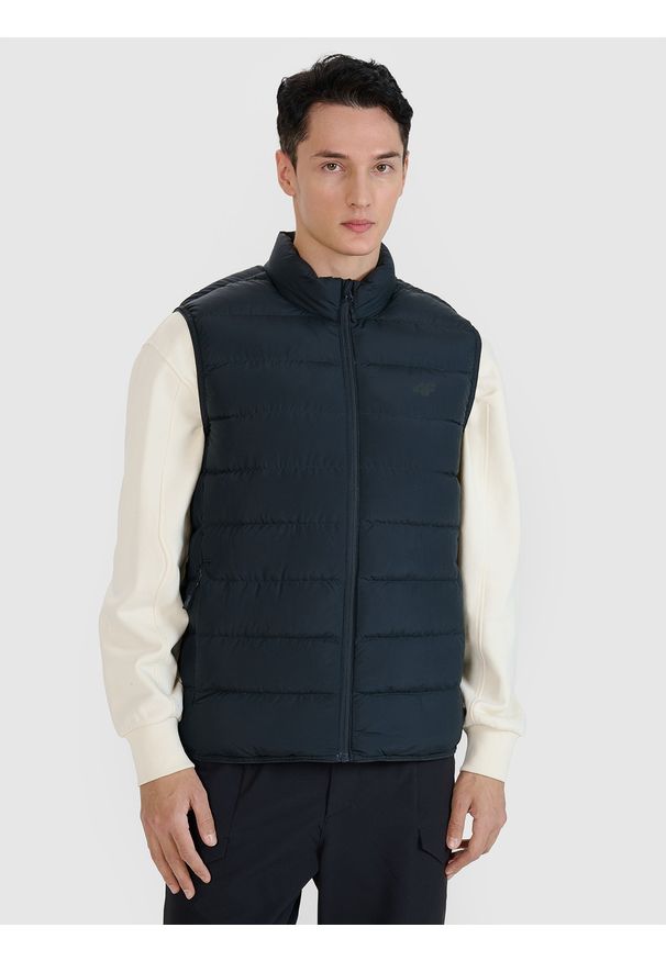 4f - 4F Bezrękawnik puchowy z wypełnieniem naturalnym męski - czarny XXL. Okazja: na co dzień. Typ kołnierza: kołnierzyk stójkowy. Kolor: czarny. Materiał: puch. Długość rękawa: bez rękawów. Styl: sportowy, klasyczny, casual