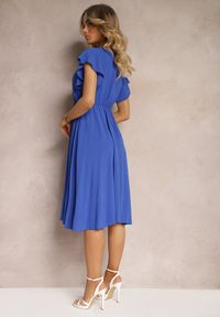 Renee - Granatowa Sukienka z Trójkątnym Dekoltem z Gumką w Pasie o Plisowanym Kroju Doetta. Kolor: niebieski. Długość rękawa: krótki rękaw. Styl: elegancki #5