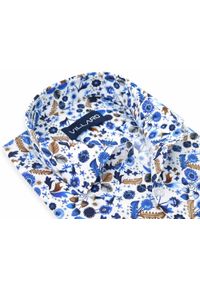 Mmer / Villaro - Koszule męskie - Biała koszula męska z niebiesko-brązowym nadrukiem H098. Kolor: biały, brązowy, wielokolorowy, niebieski. Materiał: bawełna, elastan, tkanina. Długość: długie. Wzór: nadruk #1