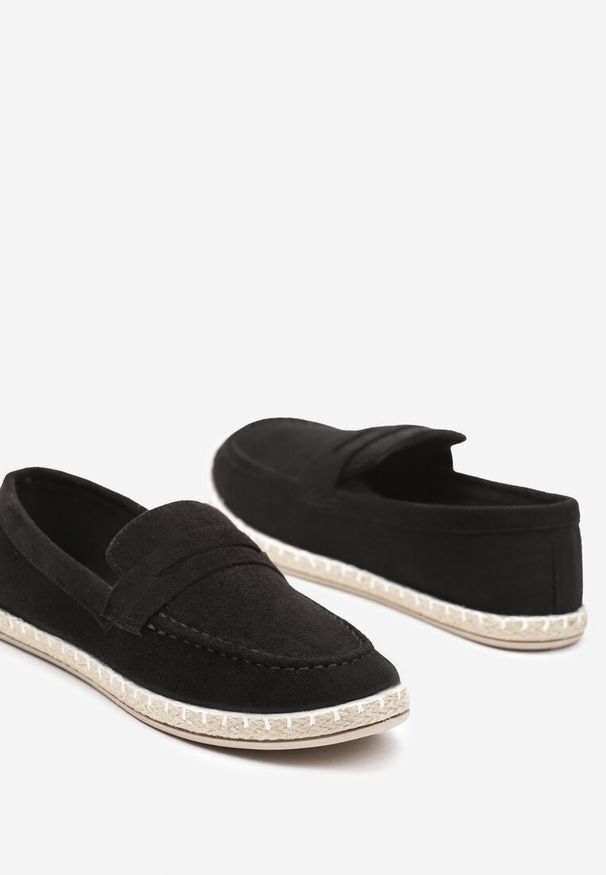 Born2be - Czarne Mokasyny z Imitacji Zamszu z Plecionką Wokół Podeszwy Lieanna. Okazja: na co dzień. Kolor: czarny. Materiał: zamsz. Styl: casual, klasyczny, wizytowy