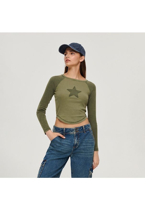 House - Krótka bluzka z długim rękawem i nadrukiem khaki - Khaki. Kolor: brązowy. Długość rękawa: długi rękaw. Długość: krótkie. Wzór: nadruk