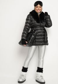 Born2be - Czarna Pikowana Kurtka z Paskiem i Futrzanym Kołnierzem Gunnitte. Typ kołnierza: bez kaptura. Kolor: czarny. Materiał: futro. Styl: elegancki #5