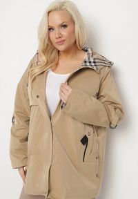 Born2be - Ciemnobeżowa Kurtka Parka z Kapturem i Kieszeniami Eradilla. Okazja: na co dzień, na spacer. Typ kołnierza: kaptur. Kolekcja: plus size. Kolor: beżowy. Długość rękawa: długi rękaw. Długość: długie. Wzór: aplikacja. Styl: klasyczny, casual, elegancki #3