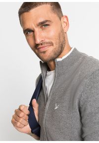 bonprix - Sweter rozpinany ze stójką, z dzianiny o splocie drobnych oczek, z bawełny z recyklingu. Typ kołnierza: kołnierzyk stójkowy. Kolor: szary. Materiał: dzianina, bawełna. Wzór: ze splotem #2