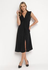 Born2be - Czarna Sukienka Midi z Ozdobnym Węzłem przy Dekolcie i Rozcięciem Sastama. Kolor: czarny. Długość: midi #1