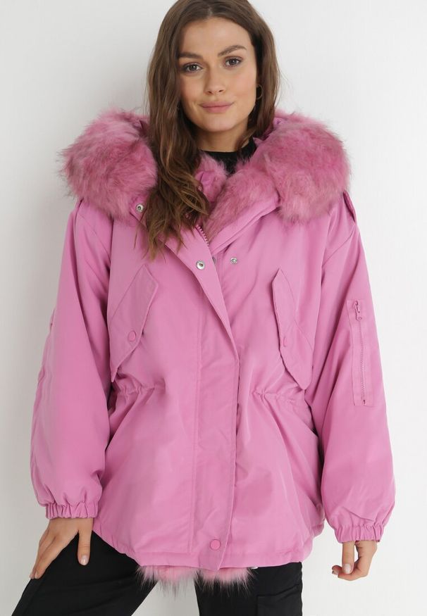 Born2be - Różowa Kurtka Parka Oversize z Futerkiem Mitto. Kolor: różowy. Materiał: futro. Długość rękawa: długi rękaw. Długość: długie. Sezon: zima, jesień. Styl: klasyczny, elegancki
