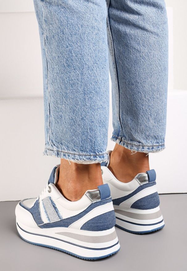 Renee - Biało-Niebieskie Sneakersy z Ekoskóry z Ozdobnymi Wstawkami i Grubą Podeszwą Amifa. Zapięcie: pasek. Kolor: biały