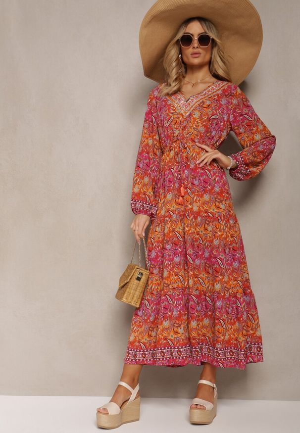 Renee - Czerwona Sukienka z Dekoltem w V o Rozkloszowanym Fasonie w Print Paisley Akka. Okazja: na co dzień. Kolor: czerwony. Materiał: zamsz, skóra. Wzór: nadruk, paisley. Styl: elegancki, casual