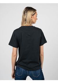 Pepe Jeans T-Shirt "Ross" | PL505334 | Ross | Kobieta | Czarny. Okazja: na co dzień. Kolor: czarny. Materiał: bawełna. Wzór: aplikacja. Styl: casual