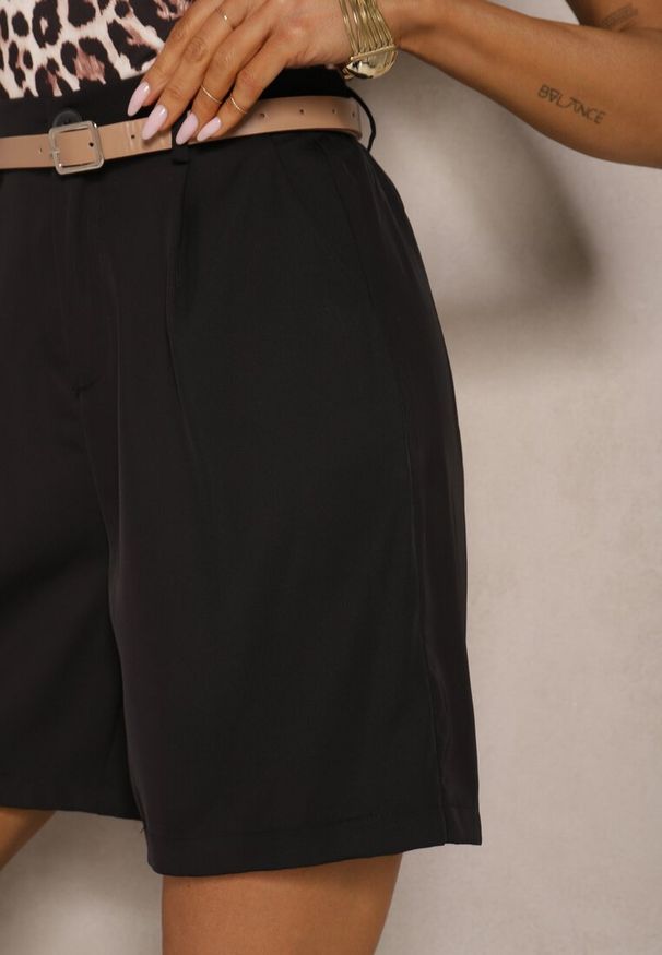 Renee - Czarne Szorty z Wiskozą w Eleganckim Stylu z Paskiem Relemira. Okazja: na co dzień. Stan: podwyższony. Kolor: czarny. Materiał: wiskoza. Styl: elegancki