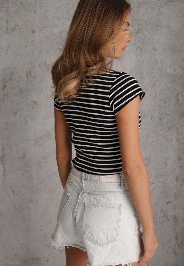 Renee - Czarny Crop Top Bawełny z Prążkowanej Dzianiny w Paski Ozdobiony Wycięciem Ionilla. Okazja: na co dzień. Kolor: czarny. Materiał: bawełna, prążkowany, dzianina. Wzór: aplikacja, paski. Styl: casual