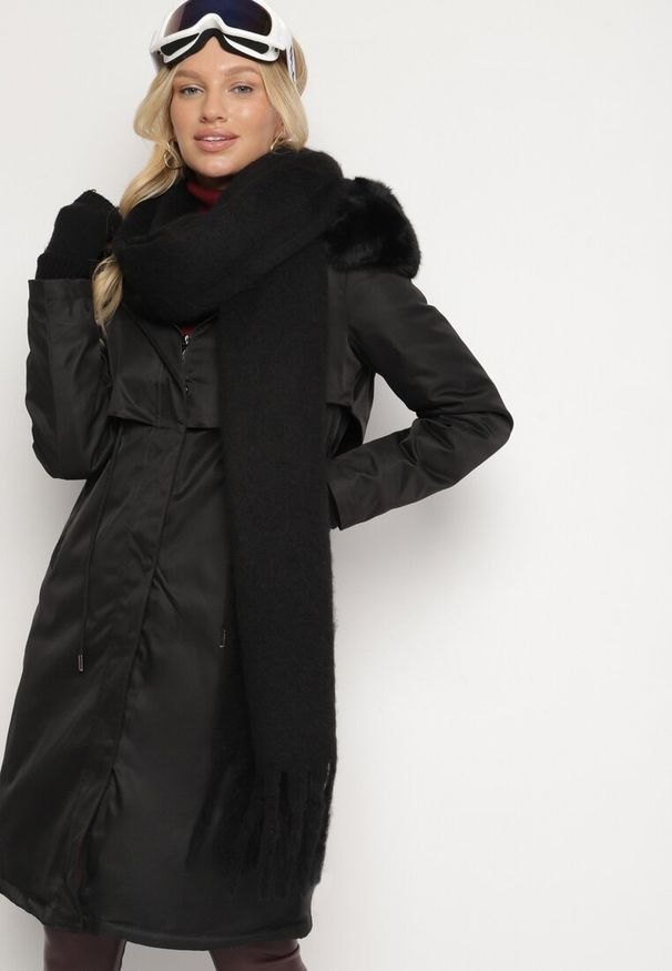Born2be - Czarna Kurtka za Kolano ze Ściągaczem i Kapturem z Futerkiem Adoresa. Okazja: na co dzień. Kolor: czarny. Materiał: futro. Styl: casual