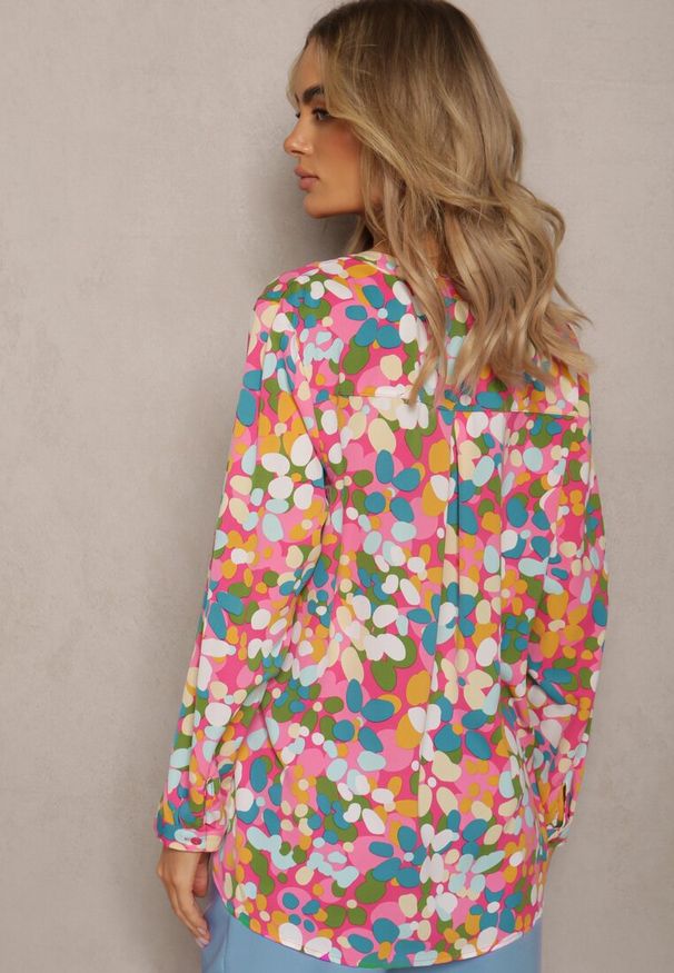 Renee - Fuksjowa Koszula w Abstrakcyjny Kwiatowy Wzór z Guzikami Przy Dekolcie Exina. Kolor: różowy. Wzór: kwiaty